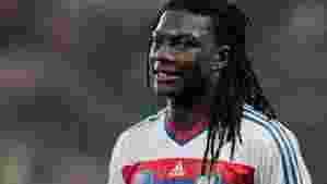 Bafetimbi Gomis Akan Absen Empat Pekan Karena Cidera Hamstring